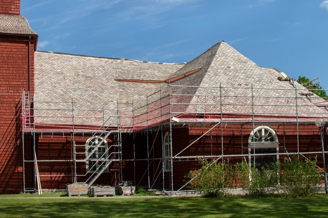 Omläggning av skiffertaket på Svanskogs kyrka.